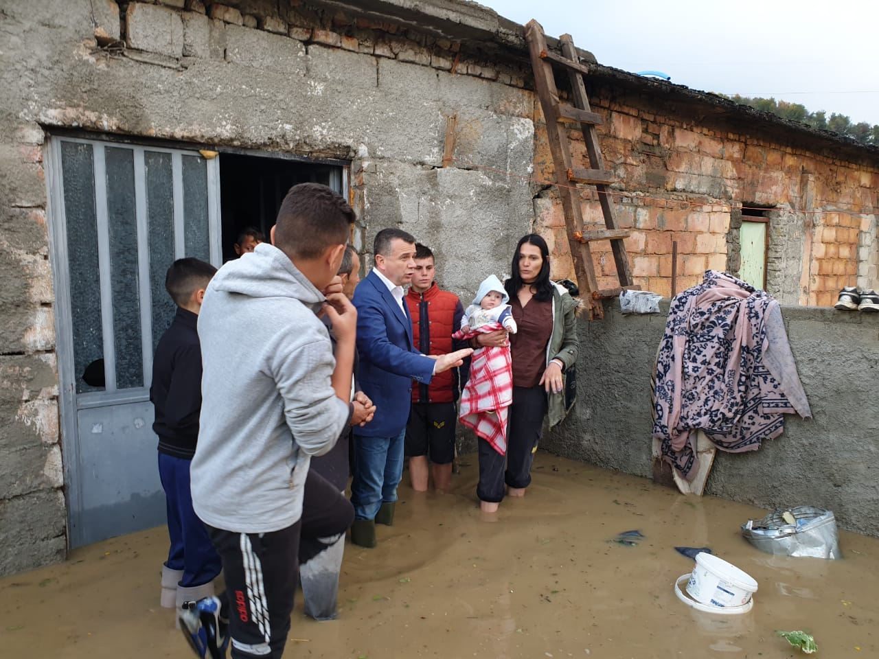 Çmendet moti në Elbasan, Balla: Po ndihmojmë familjet në nevojë Elbanasn 3