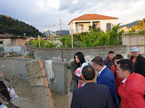 Çmendet moti në Elbasan, Balla: Po ndihmojmë familjet në nevojë 1 Elbasan