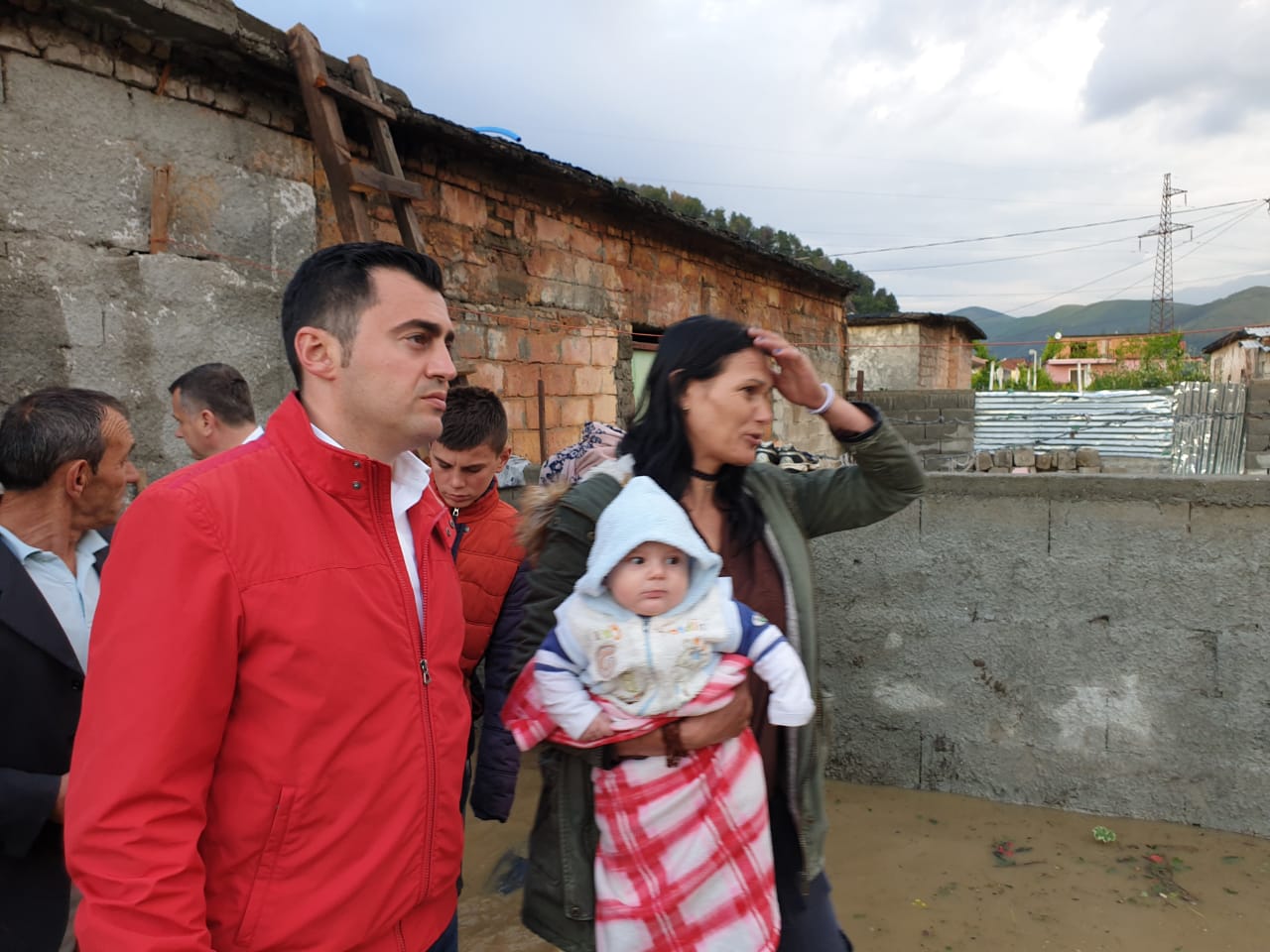 Çmendet moti në Elbasan, Balla: Po ndihmojmë familjet në nevojë 2 Elbasna 2