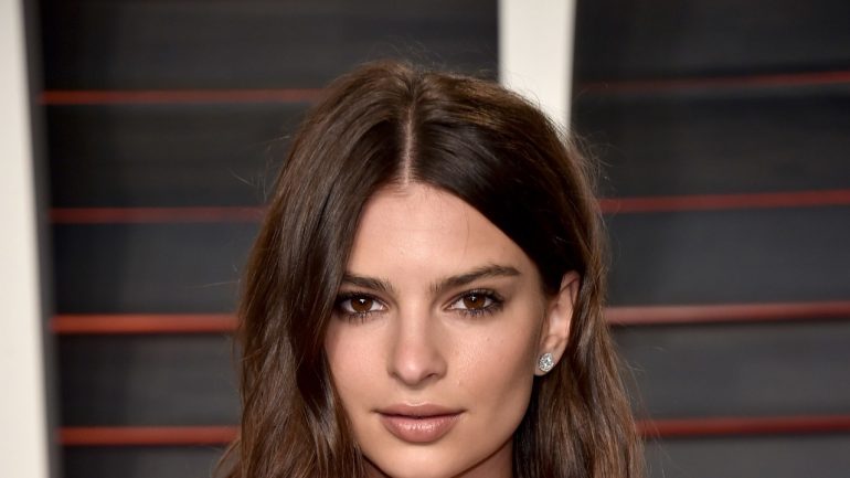 Foto/ Emily Ratajkowski bën tatuazh emrin e saj në vendin delikat Emily