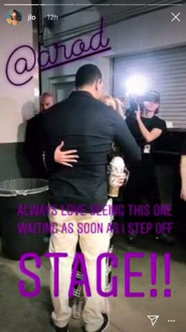 Foto/ Një person special e pret gjithmonë Jenifer Lopez sa herë që mbaron performancën 1 J.lo 1