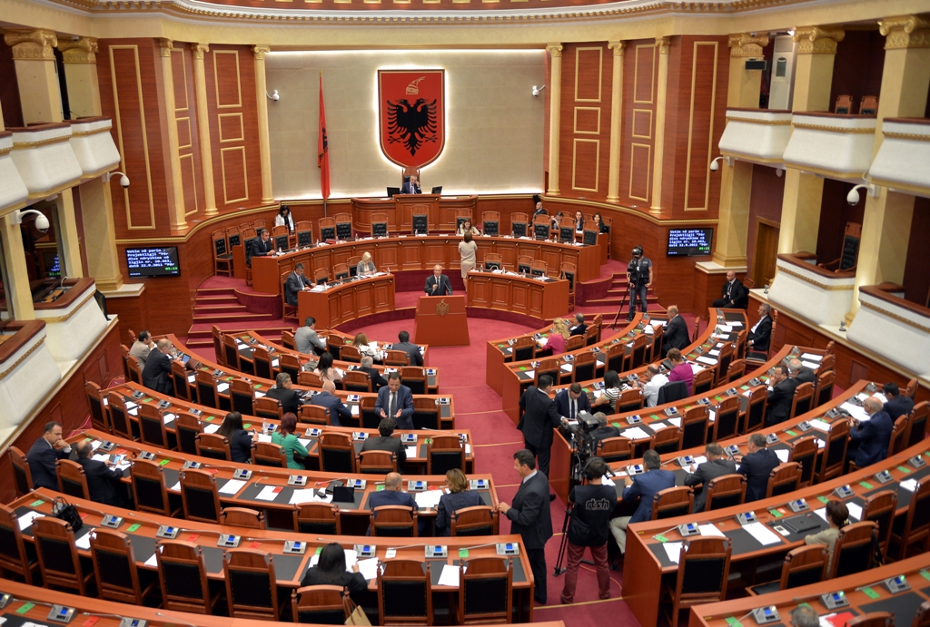 Fotot / Deputetët xhentelmenë të Parlamentit, ja si u shërbejnë kolegeve Kuvendi
