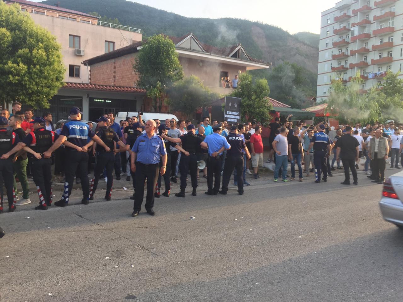 Rama në Librazhd, opozita i zë pritë. Tenton t’i bllokojë rrugën 2 Librazhd protesta 12