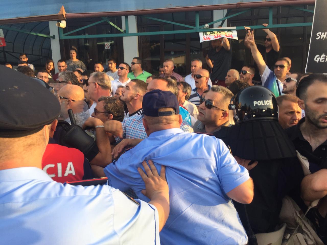 Rama në Librazhd, opozita i zë pritë. Tenton t’i bllokojë rrugën Librazhd protesta 19