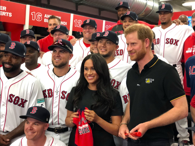 Pak muaj pas lindjes, Meghan Markle shfaqet më në formë se kurrë 2 Meghan 2 1