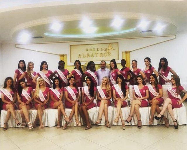 Video/ Miss Serbia ‘rrëmben’ zemrat e shqiptarëve me gjestin që bën në mes të sfilatës Mis 4