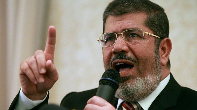 Ish- presidenti i Egjiptit, Mohammed Morsi, vdes në sallën e gjyqit Mohamend Morsi