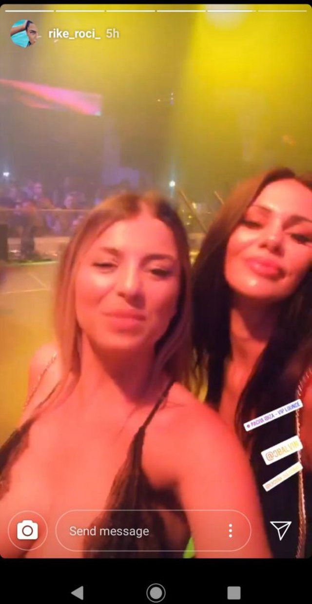 Rike Roçi argëtohet në Ibiza me këngëtarin me famë botërore 2 RIKE 3