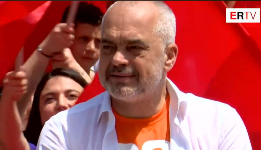 Opozita gati për protestë, Rama poston foton teksa shijon puthjen në Skrapar Rama 12