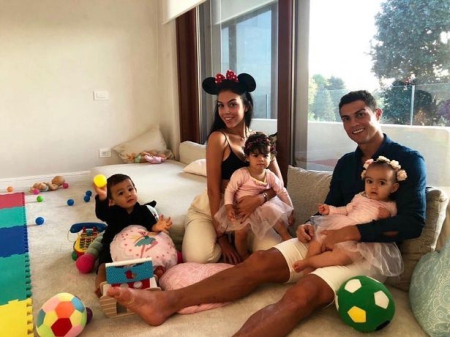 Foto/ Binjakët bëhen 2-vjeç, babi Ronaldo bën urimin e veçantë Ronaldo 2