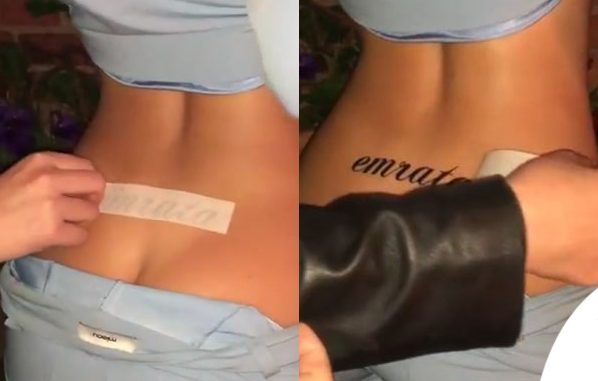 Foto/ Emily Ratajkowski bën tatuazh emrin e saj në vendin delikat 2 Tatuazhi 3