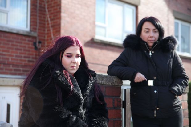 Adoleshentja që peshon 111 kg fajëson nënën: Më jep para për të blerë ushqime të thata adoleshente
