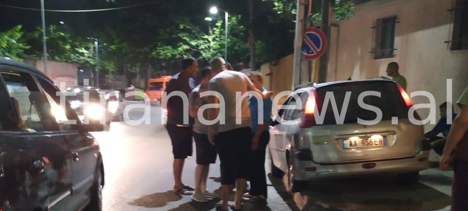 FOTOT / Aksident i frikshëm në “Ali Demi”/ Mjeti përplas shtyllën dhe një këmbësor aksident ali demi 1