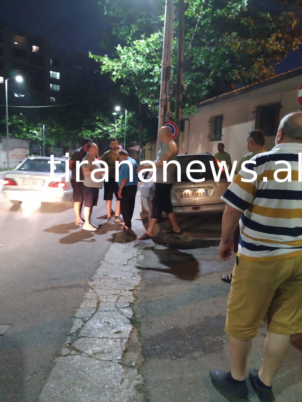 FOTOT / Aksident i frikshëm në "Ali Demi"/ Mjeti përplas shtyllën dhe një këmbësor 1 aksident ali demi tirane