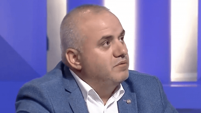 Artan Hoxha tregon “sikletin” e presidentit: Meta ka një hall të madh, e di çfarë po gatuhet për të artan