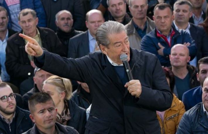 Berisha ndihet keq në protestë? Çfarë ndodhi sot me ish-kryeministrin berisha 1
