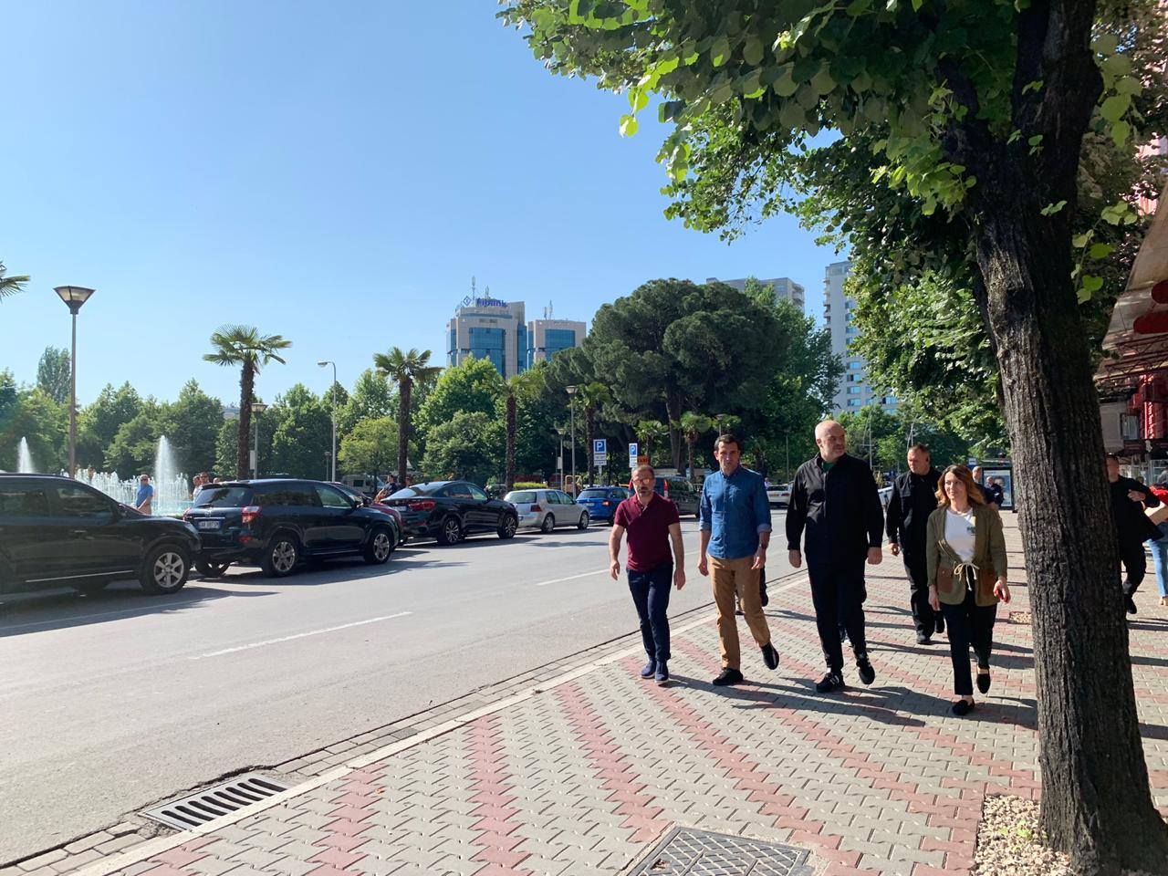 Foto-Lajm/ Rama dhe Veliaj e nisin ditën me një ecje në rrugët e Tiranës 1 blerina edi eriojio