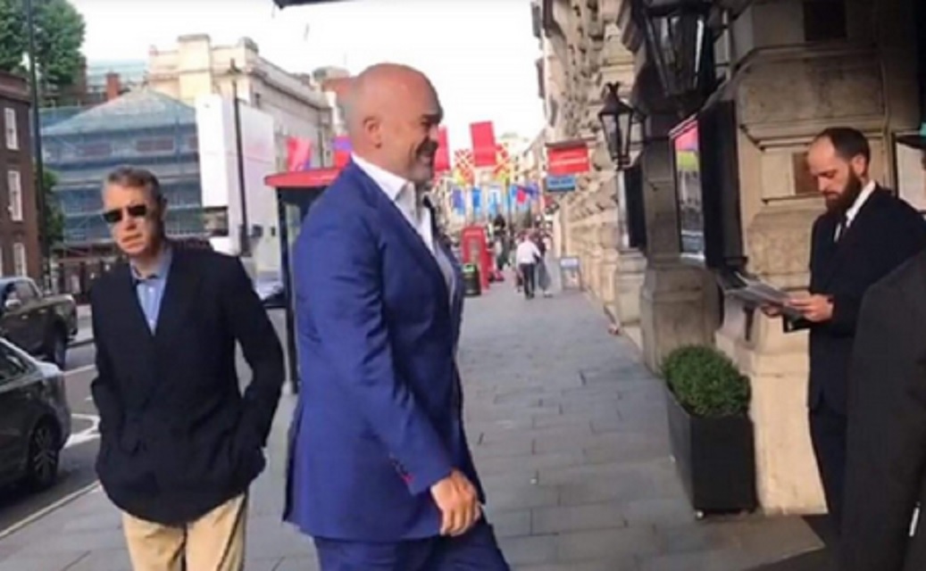 Rama pritet me protesta në Londër, ja si reagon kryeministri (VIDEO) edi rama