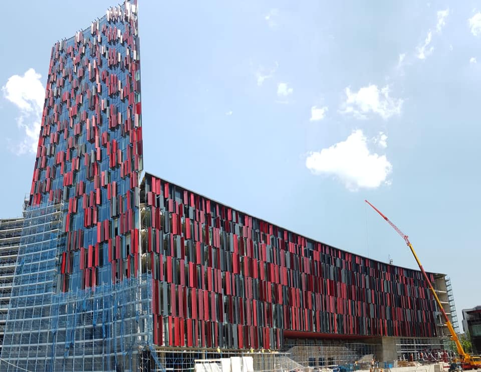 Fasada, dhomat e stolat, “Arena Kombëtare” në fazën finale. Shikoni pamjet fantastike… fasada