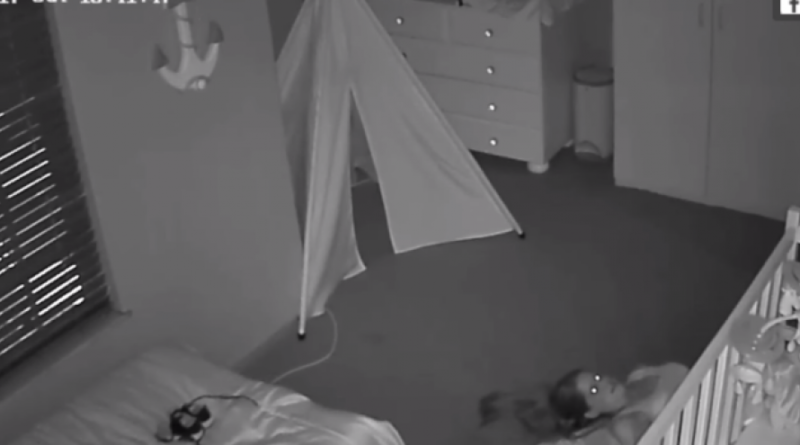 Vendos kamera në dhomën e djalit, babai s’u beson syve nga ajo që sheh kamera