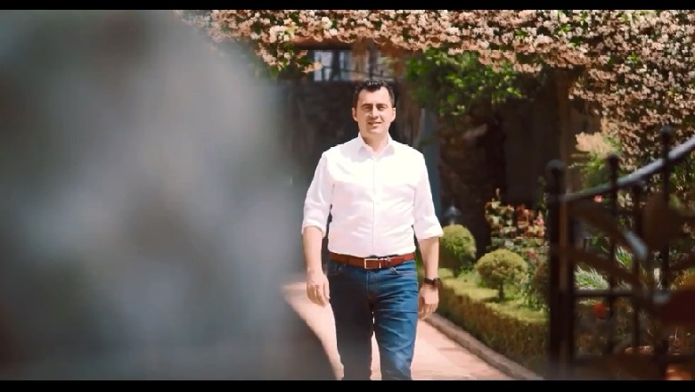 VIDEO/ Kandidati socialist i Elbasanit kopjon Ramën, pjesë e një kënge për qytetin llatja