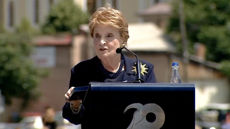 20 vite më parë/ Albright: Clinton më telefonoi natën, ja ç’më tha kur vendosën që NATO të ndërhynte në Kosovë madeline albright