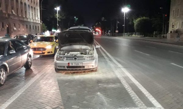 Digjen dy makina në Tiranë dhe Vlorë makina 2