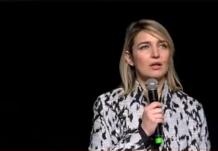 Paparaci/ Ministrja vjen në Parlament si modele pasarelash margariti 2