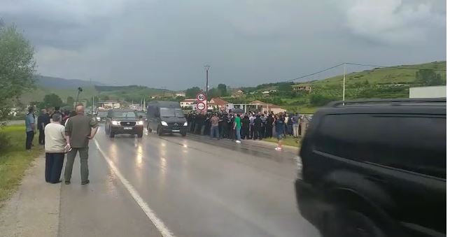 Mbështetësit e opozitës tentojnë t’i bllokojnë rrugën Ramës mbeshtetesit e opozites