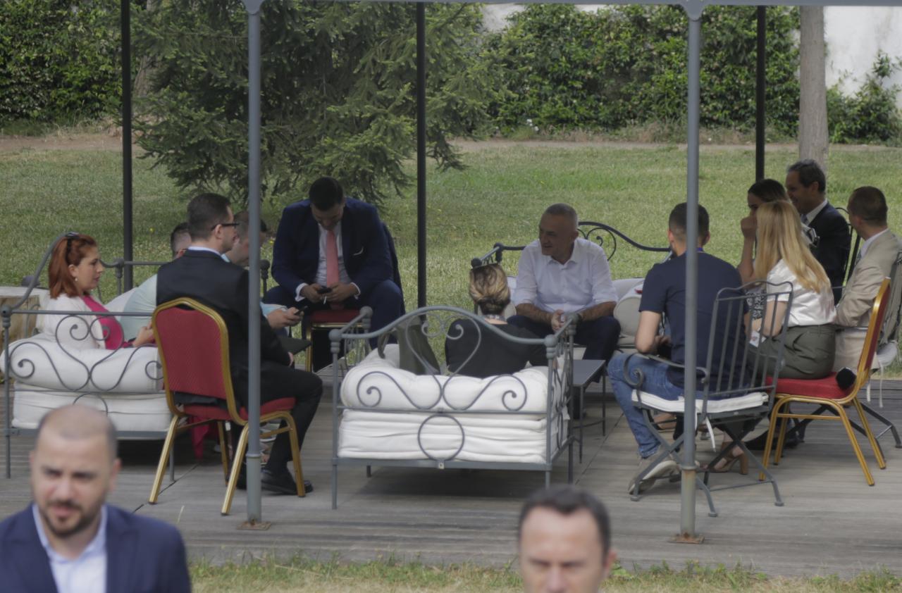 Heq kollaren dhe përvesh mëngët, kë takon Meta pas konferencës (FOTO) 1 meta gazetaret kafe 3