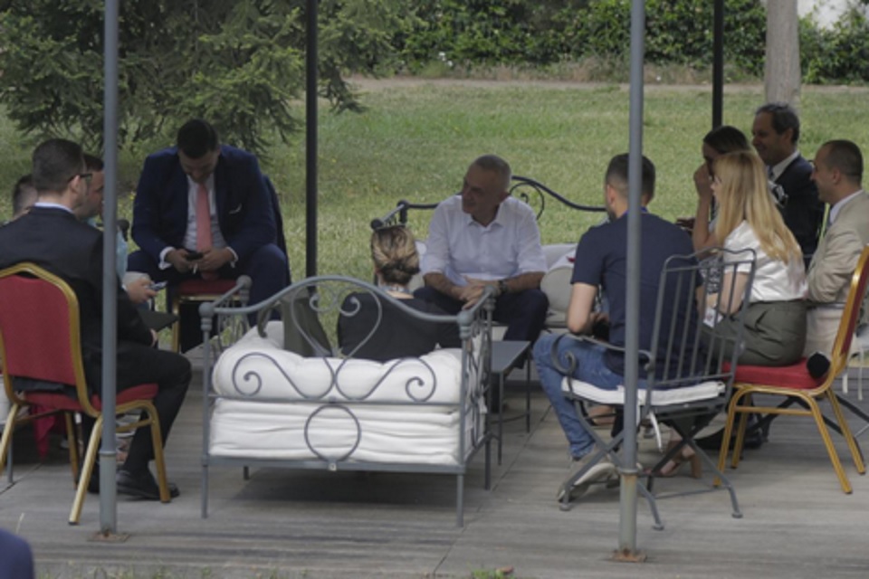Heq kollaren dhe përvesh mëngët, kë takon Meta pas konferencës (FOTO) meta gazetaret kafe