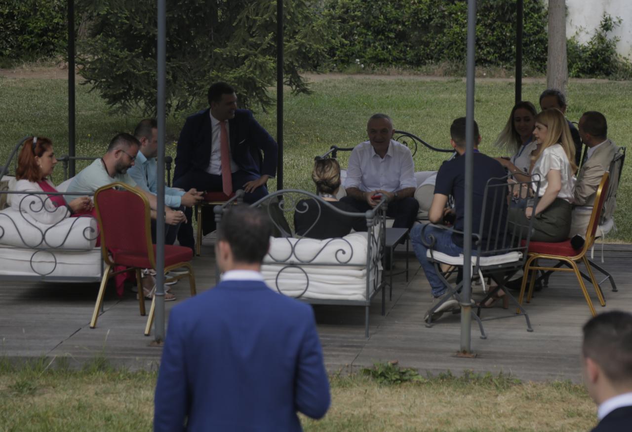 Heq kollaren dhe përvesh mëngët, kë takon Meta pas konferencës (FOTO) 3 meta gazetaret kafe1