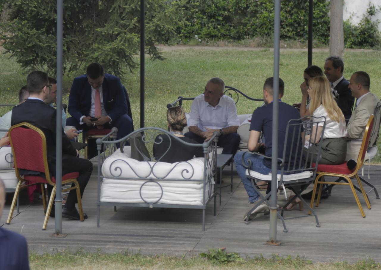 Heq kollaren dhe përvesh mëngët, kë takon Meta pas konferencës (FOTO) 2 meta gazetaret kafe2