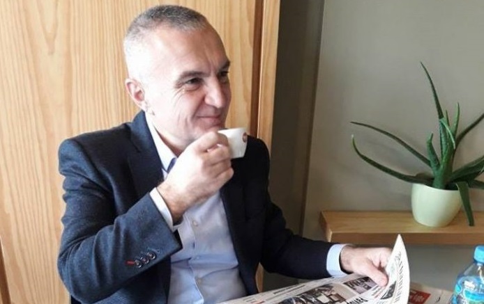 Zbulohen emrat e 7 deputetëve që votuan kundër rezolutës për Metën meta me gazete