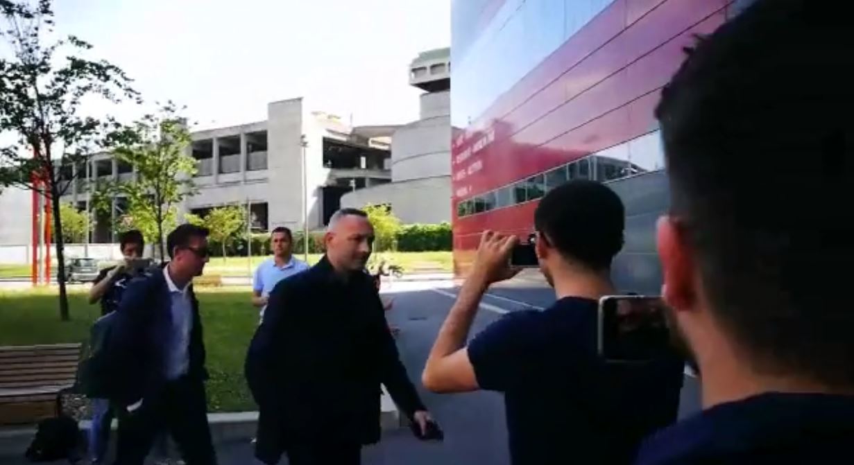 Kohë merkatoje, menaxheri i padëshiruar i shqiptarëve shfaqet te Milani milani