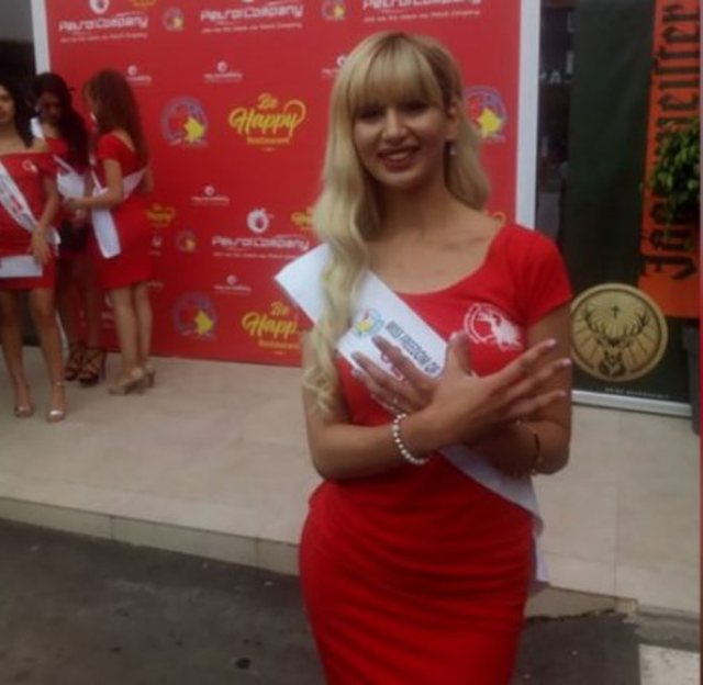 Video/ Miss Serbia 'rrëmben' zemrat e shqiptarëve me gjestin që bën në mes të sfilatës 2 miss 2