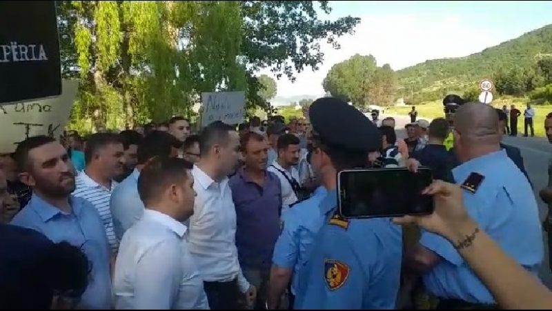 Hodhën sende të forta drejt eskortës së kryeministrit, procedohen penalisht tre korçarët policia 2