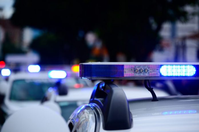 I riu i arratiset policisë, më pas e telefonon për t’u ankuar pse s’po e ndjekin policia greke