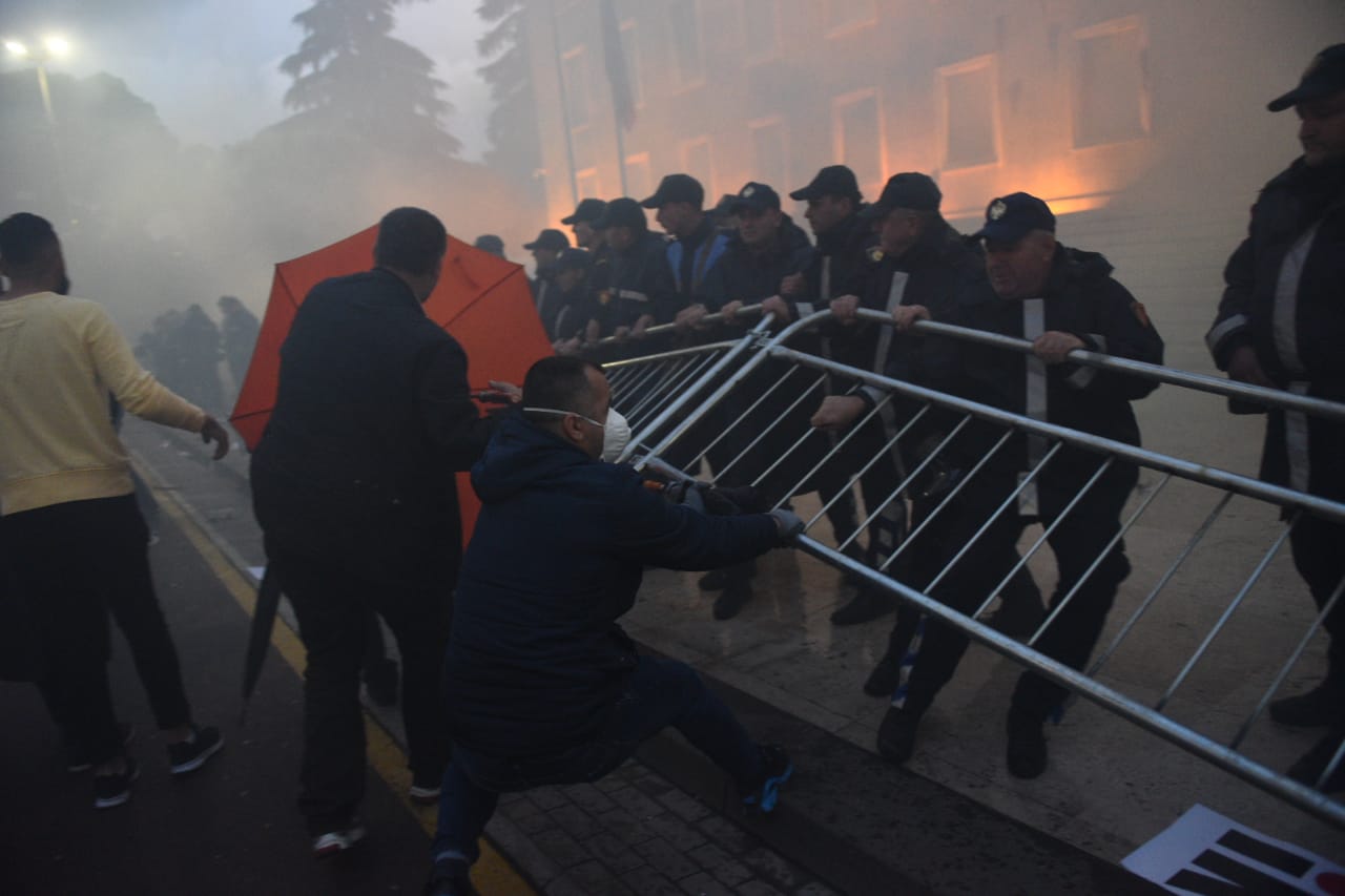 Nis seanca për 42 të arrestuarit e protestës së opozitës në 2 qershor protesta opozita kryeministria