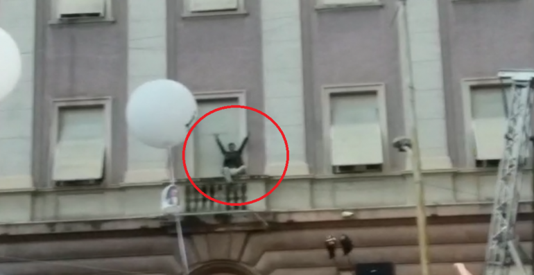 VIDEO/ Hipën në ballkonin e Kuvendit, protestuesin e fusin brenda protestuesi ne kryeministri