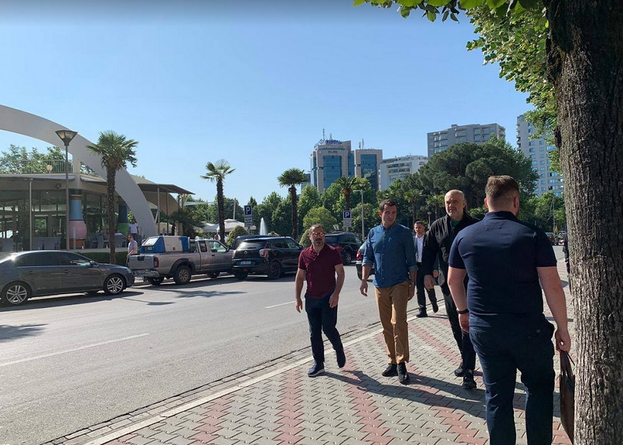 Foto-Lajm/ Rama dhe Veliaj e nisin ditën me një ecje në rrugët e Tiranës rama veliaj shetitje