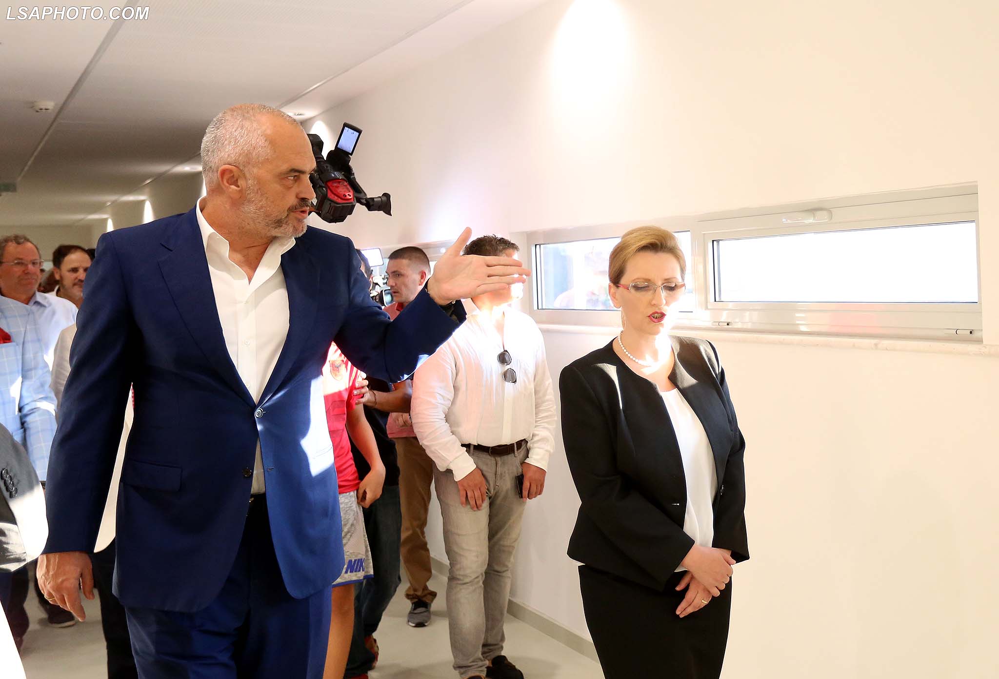 “Foli hurit, foli gurit…”/ Rama sulmon Voltanën: Kjo zonja e Shkodrës, nuk e di ca të them… rama voltana