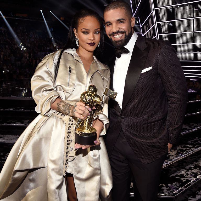 Drake paska një femër tatuazh që ngjan me Rihanna-n dhe fansat po çmenden rihana