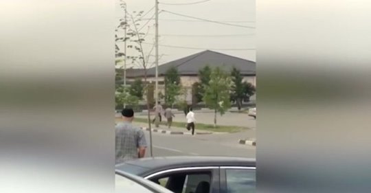 VIDEO: Plagosi me thikë një polic dhe oficerin e gardës kombëtare, kundërpërgjigjen efektivët safe image 1