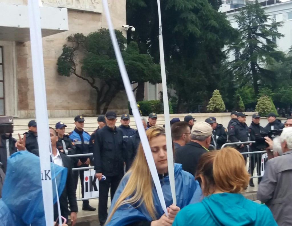 ORË PAS ORE/ Protesta marshim, Basha sposton turmën drejt Parlamentit: Lart dritat e shpresës! 1 sahit dollapi