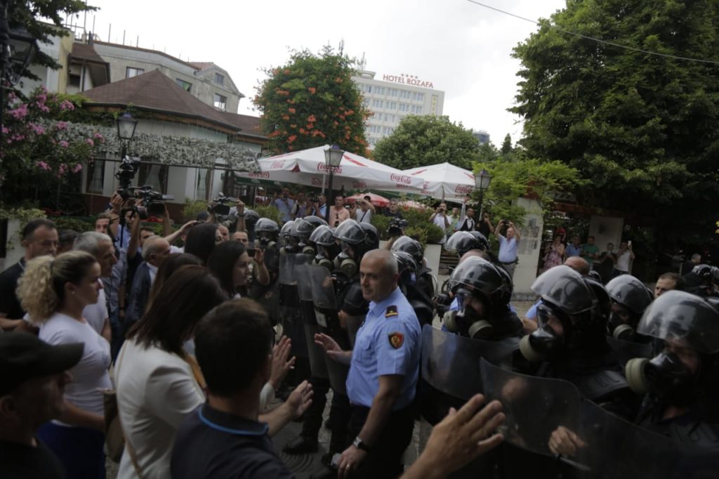 FOTOT: Momentet e “luftës” në Shkodër mes Voltanës dhe punonjësve të saj, me Policinë e Shtetit 4 shkoder 3 1