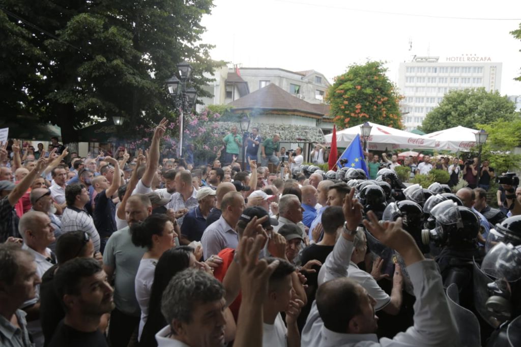 FOTOT: Momentet e “luftës” në Shkodër mes Voltanës dhe punonjësve të saj, me Policinë e Shtetit 7 shkoder 6