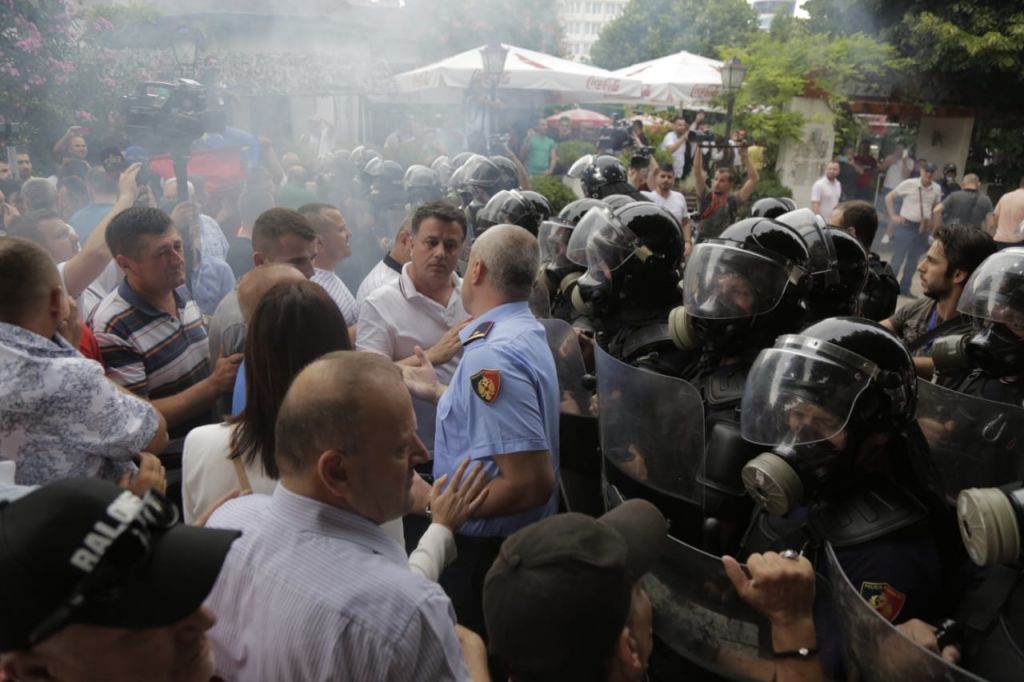 FOTOT: Momentet e “luftës” në Shkodër mes Voltanës dhe punonjësve të saj, me Policinë e Shtetit 8 shkoder 7