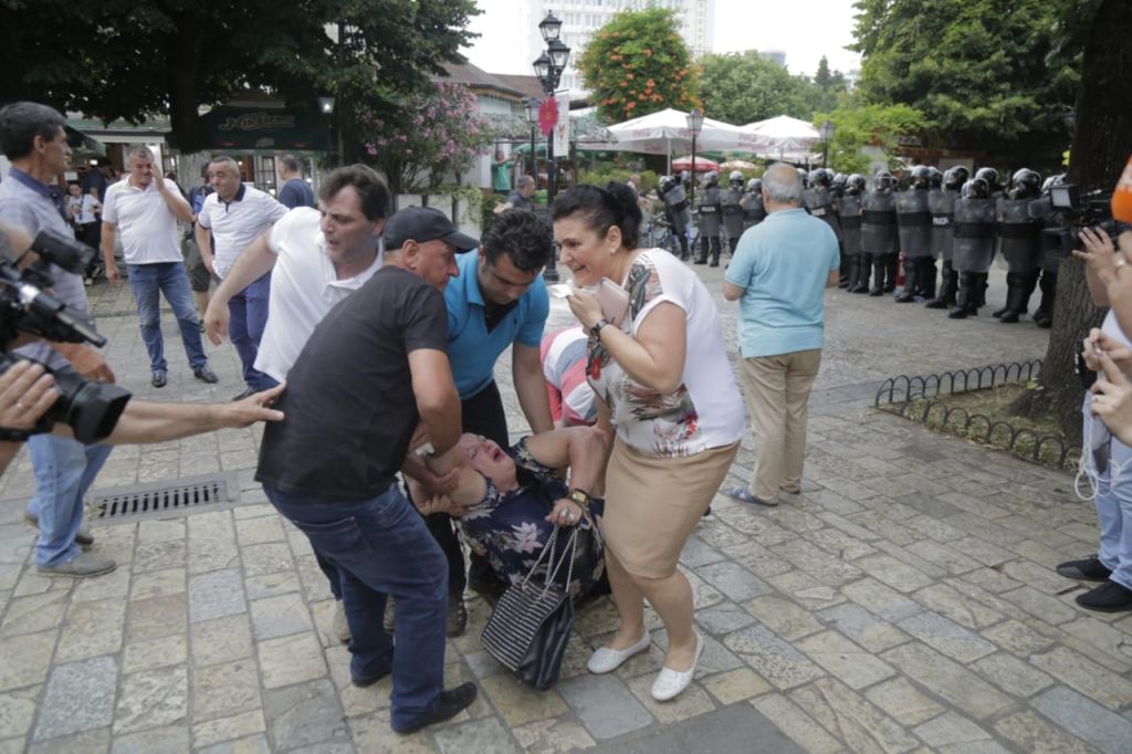 FOTOT: Momentet e “luftës” në Shkodër mes Voltanës dhe punonjësve të saj, me Policinë e Shtetit 9 shkoder 8