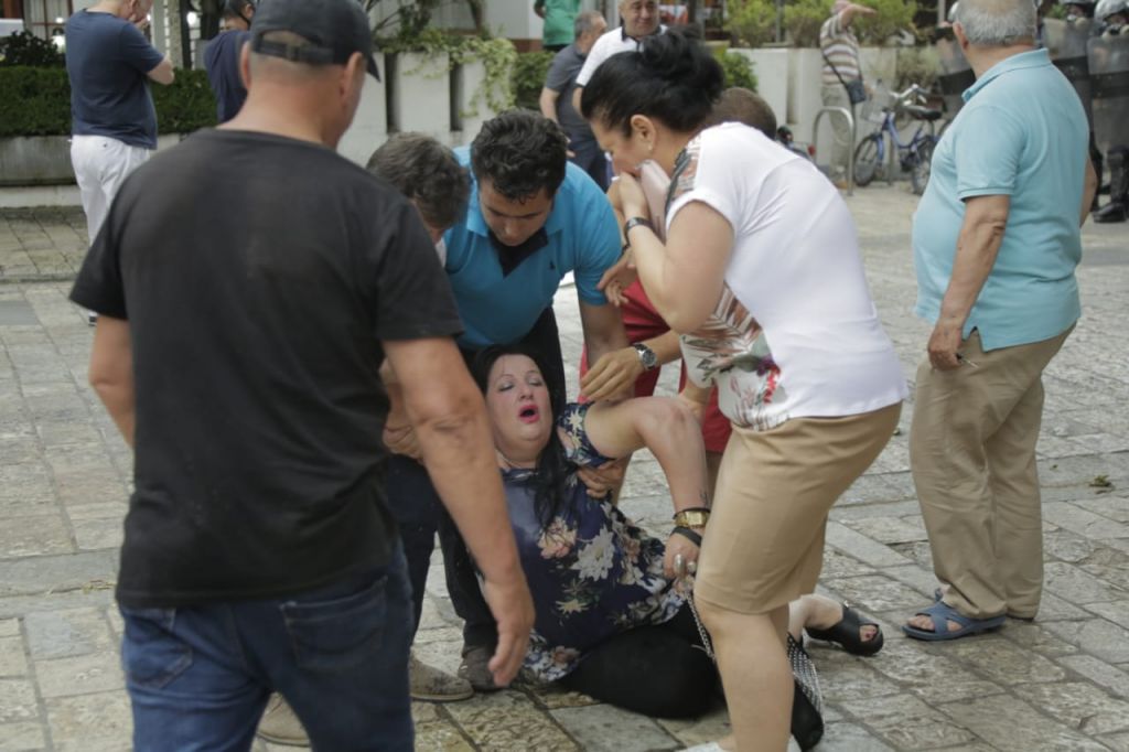 FOTOT: Momentet e “luftës” në Shkodër mes Voltanës dhe punonjësve të saj, me Policinë e Shtetit 10 shkoder 9
